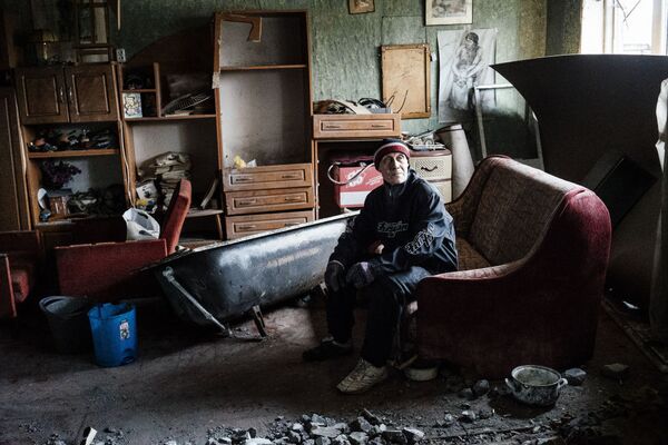 مرد در محله ویران شده در دانیتسک - اسپوتنیک افغانستان  