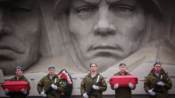 Honor guard near a mass grave in Stavropol during the reburial of the remains of soldiers who died in the Great Patriotic War - اسپوتنیک افغانستان  