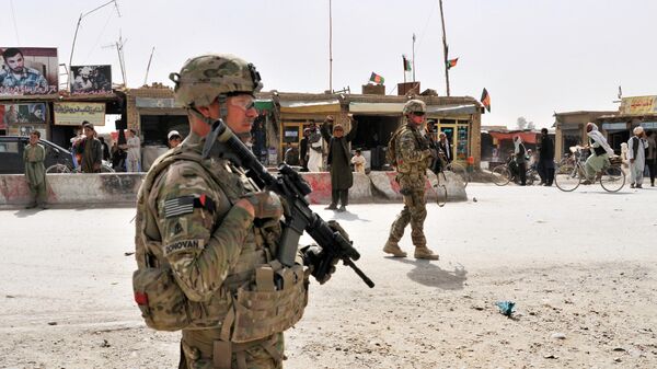 US Army soldiers provide security for members of their team near the Afghanistan-Pakistan border - اسپوتنیک افغانستان  