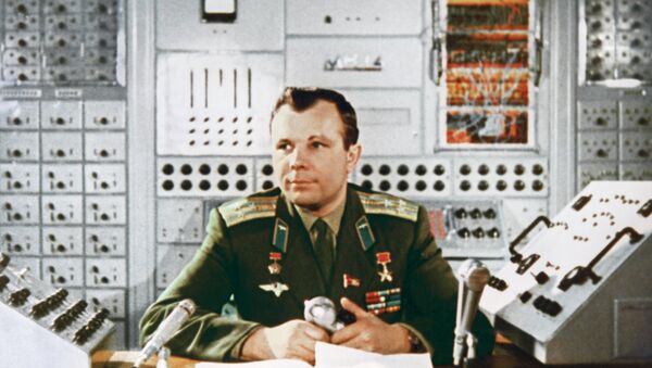 Hero of the Soviet Union, the USSR pilot-cosmonaut Yuri Gagarin in engineering laboratory of Cosmonaut training centre, Star City. 1964 - اسپوتنیک افغانستان  