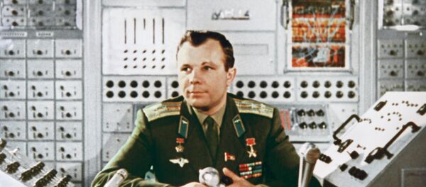 Hero of the Soviet Union, the USSR pilot-cosmonaut Yuri Gagarin in engineering laboratory of Cosmonaut training centre, Star City. 1964 - اسپوتنیک افغانستان  