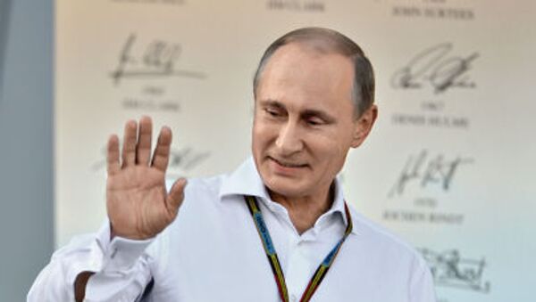 Владимир Путин на российском этапе гонки чемпионата мира по кольцевым автогонкам в классе Формула-1 в Сочи - اسپوتنیک افغانستان  