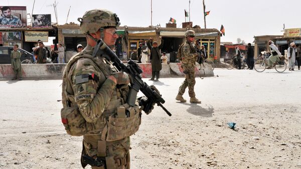 US Army soldiers provide security for members of their team near the Afghanistan-Pakistan border - اسپوتنیک افغانستان  