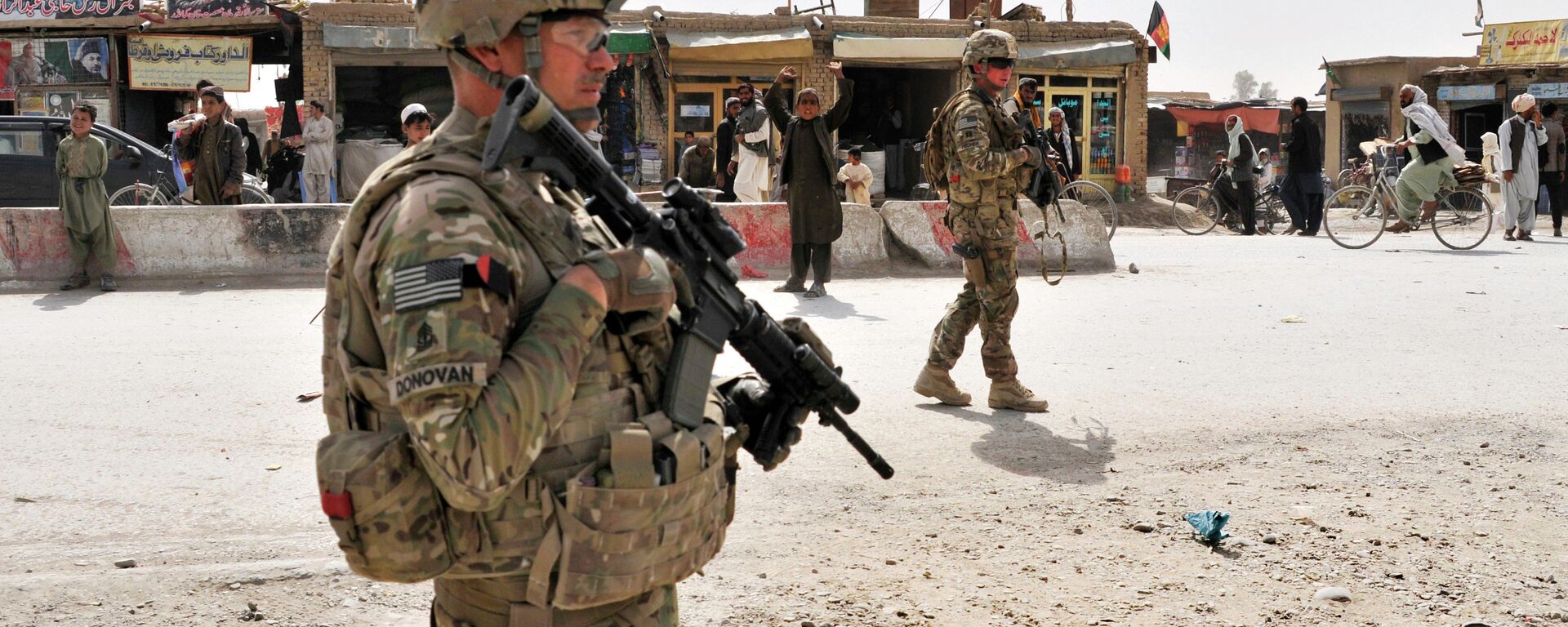 US Army soldiers provide security for members of their team near the Afghanistan-Pakistan border - اسپوتنیک افغانستان  , 1920, 22.12.2023