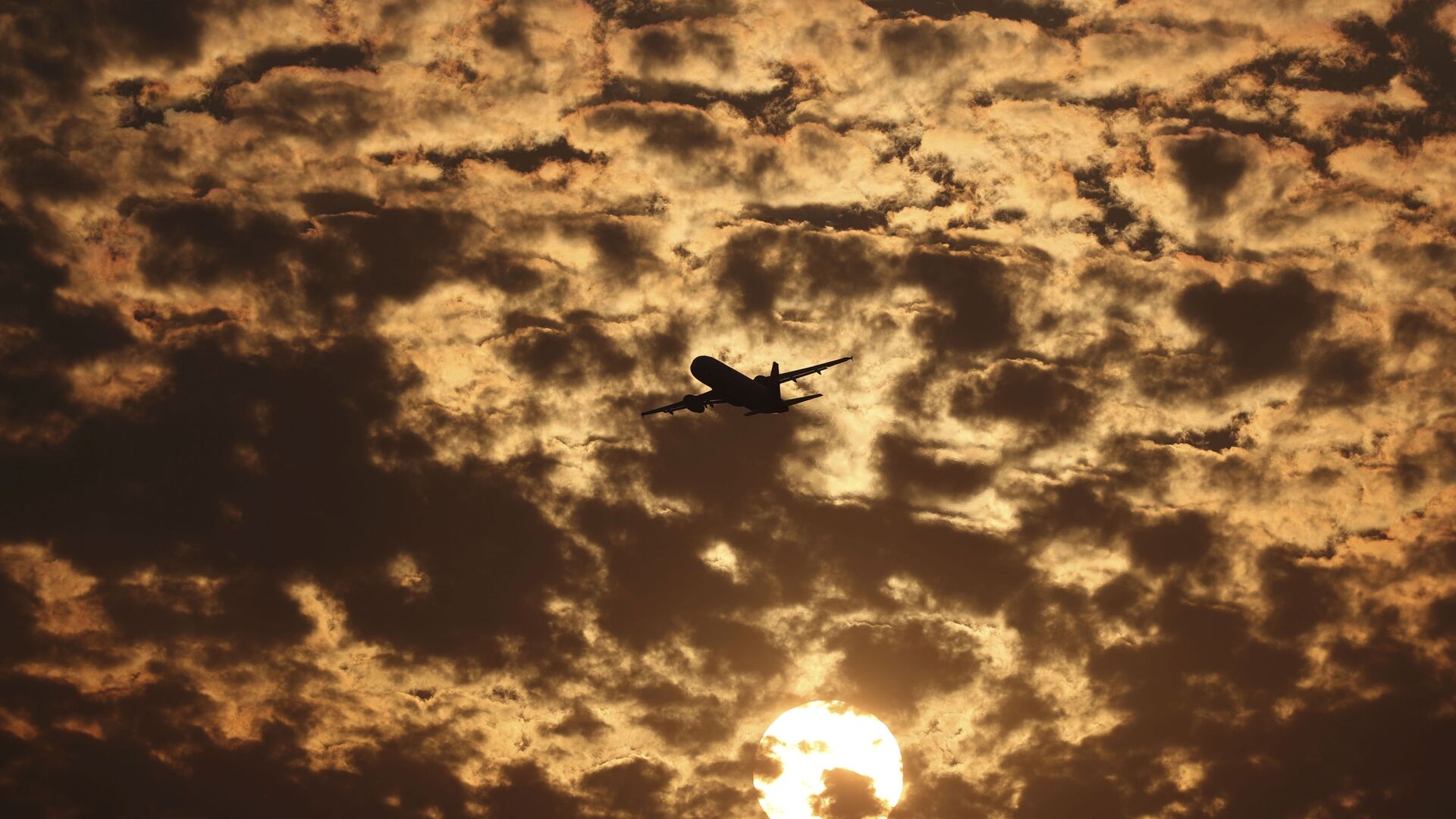 Силуэт самолета на фоне пылающих в заходящем солнце облаков в Ахмедабаде, Индия - اسپوتنیک افغانستان  , 1920, 30.03.2022