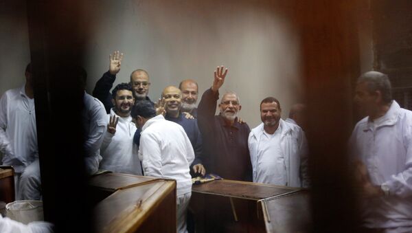 تایید حکم حبس ابد برای رهبر اخوان‌المسلمین مصر و ۸۷ متهم دیگر  - اسپوتنیک افغانستان  