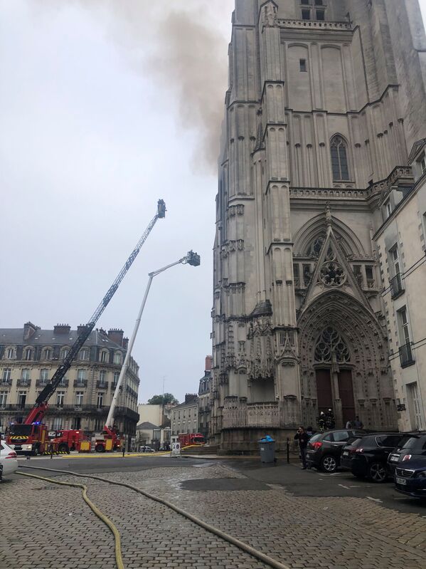  آتش‌نشانان بامداد شنبه از آتش‌سوزی داخل کلیسای جامع نانت در غرب فرانسه خبر دادند. - اسپوتنیک افغانستان  