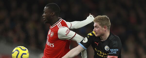 Arsenal's Nicolas Pepe, left, fights for the ball with Manchester City's Kevin De Bruyne during the English Premier League soccer match between Arsenal and Manchester City, at the Emirates Stadium in London, Sunday, Dec. 15, 2019. Arsenal's Nicolas Pepe, left, fights for the ball with Manchester City's Kevin De Bruyne during the English Premier League soccer match between Arsenal and Manchester City, at the Emirates Stadium in London, Sunday, Dec. 15, 2019. - اسپوتنیک افغانستان