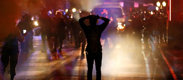 حمله پولیس امریکا به خبرنگاران روسیه در پورتلند حمله پولیس امریکا به خبرنگاران روسیه در پورتلند - اسپوتنیک افغانستان