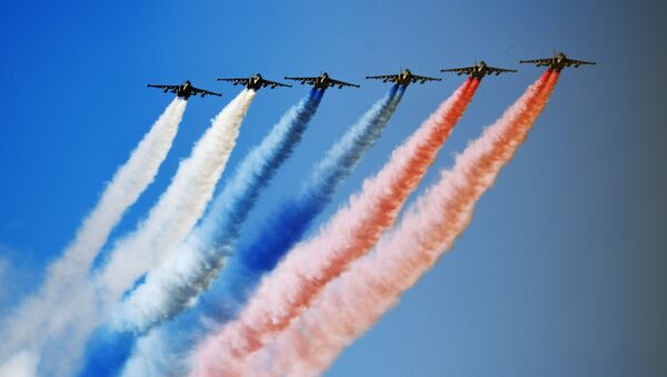 آسمان پیترزبورگ توسط جنگنده‌های سوخو به رنگ‌های بیرق روسیه رنگین شد + ویدیو - اسپوتنیک افغانستان  