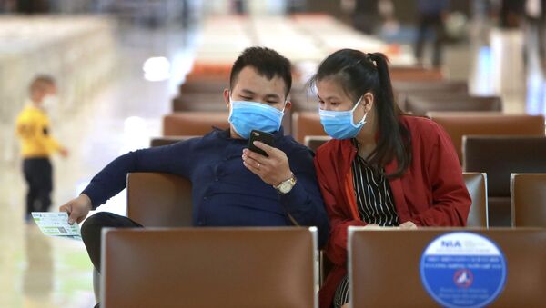 Пассажиры в масках ожидают рейса в аэропорту Ханоя, Вьетнам - اسپوتنیک افغانستان  