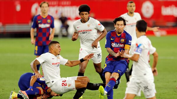 El momento del choque del jugador del Barcelona, Lionel Messi, con el defensa del Sevilla, Diego Carlos - اسپوتنیک افغانستان  