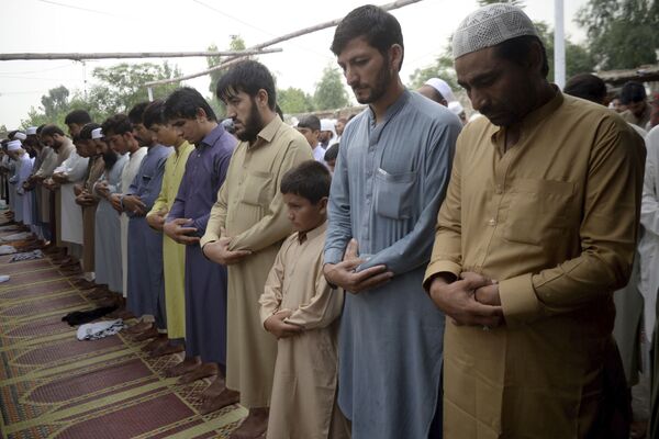 برگزاری نماز عید قربان توسط مهاجران افغانستان در حومه شهر پشاور در پاکستان - اسپوتنیک افغانستان  