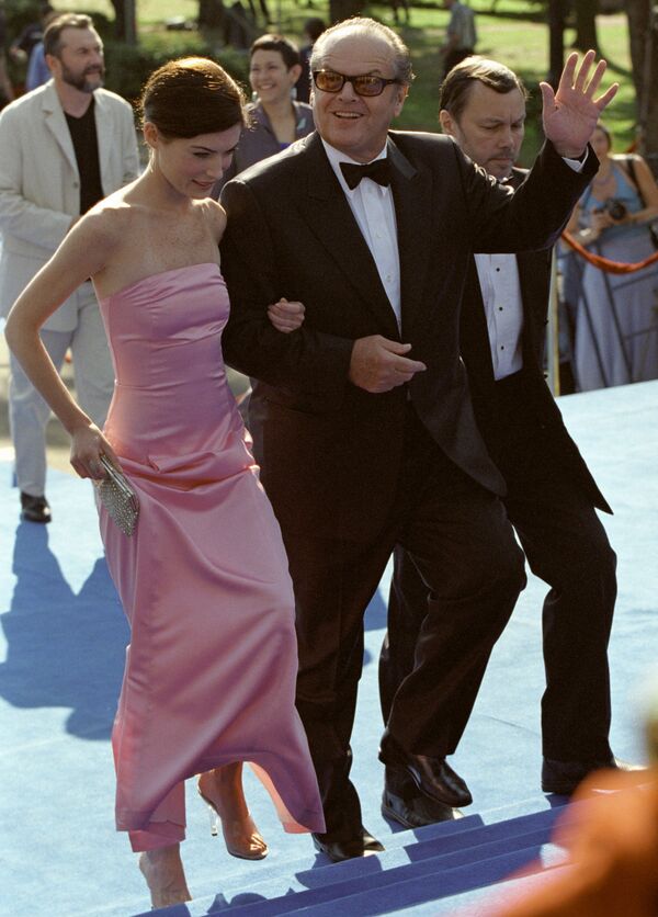 جک نیکلسون ، ستاره هالیوود و بازیگر لارا فلین بویل در مراسم اختتامیه بیست و سومین جشنواره بین‌المللی  فیلم مسکو سال 2001 - اسپوتنیک افغانستان  