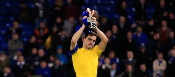 El portero Iker Casillas, aplaude al final del partido del grupo G de la Liga de Campeones entre el Chelsea y el FC Porto en el estadio Stamford Bridge de Londres El portero Iker Casillas, aplaude al final del partido del grupo G de la Liga de Campeones entre el Chelsea y el FC Porto en el estadio Stamford Bridge de Londres - اسپوتنیک افغانستان