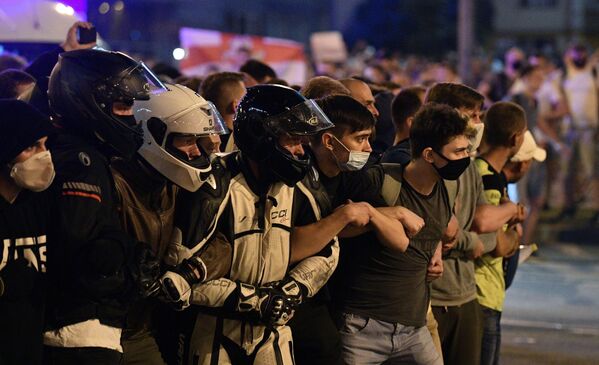 اولین شب اعتراضات در مینسک پس انتخابات ریاست جمهوری - اسپوتنیک افغانستان  