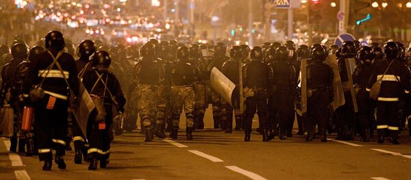 ادامه اعتراضات در بلاروس؛ پرتاب سنگ و ایجاد موانع از سوی معترضین+ویدیو ادامه اعتراضات در بلاروس؛ پرتاب سنگ و ایجاد موانع از سوی معترضین+ویدیو - اسپوتنیک افغانستان