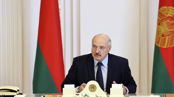 Президент Белоруссии Александр Лукашенко на совещании по обеспечению безопасности во время избирательной кампании в Минске - اسپوتنیک افغانستان  