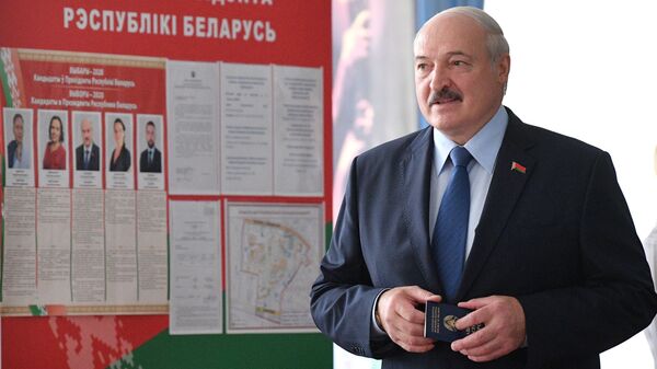 Президент Белоруссии Александр Лукашенко голосует на выборах президента Белоруссии на избирательном участке в Минске - اسپوتنیک افغانستان  