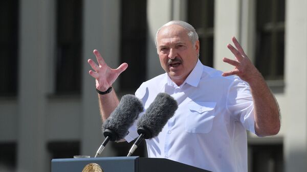 Президент Белоруссии Александр Лукашенко выступает на митинге, организованном в его поддержку на площади Независимости в Минске - اسپوتنیک افغانستان  