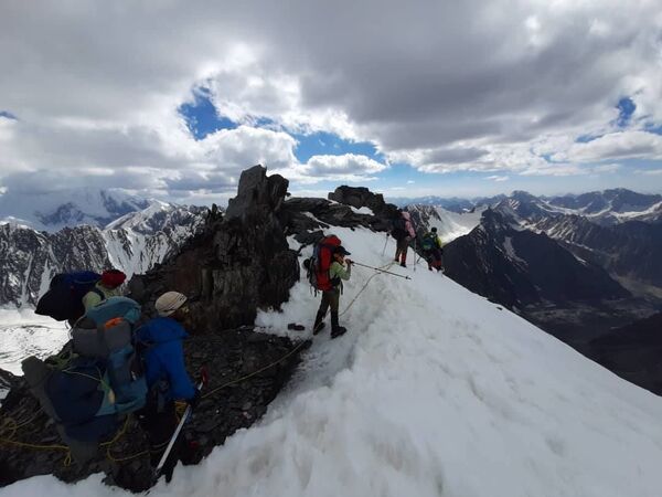 فتح یکی از بلندترین قله‌های هندوکش توسط دختران و پسران کوهنورد - اسپوتنیک افغانستان  