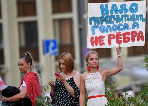 شرکت کنندگان اعتراضات در مینسک؛ پایتخت بلاروس - اسپوتنیک افغانستان  