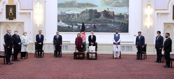 دیدار اشرف غنی با سفیر اتحادیه اروپا و سپردن مدال میر مسجدی خان به وی دیدار اشرف غنی با سفیر اتحادیه اروپا و سپردن مدال میر مسجدی خان به وی - اسپوتنیک افغانستان