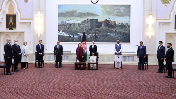 دیدار اشرف غنی با سفیر اتحادیه اروپا و سپردن مدال میر مسجدی خان به وی - اسپوتنیک افغانستان  