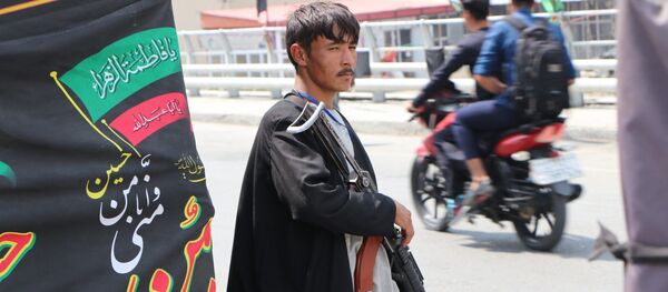 توزیع سلاح در مساجد افغانستان جهت تأمین امنیت مراسم عاشورا توزیع سلاح در مساجد افغانستان جهت تأمین امنیت مراسم عاشورا - اسپوتنیک افغانستان