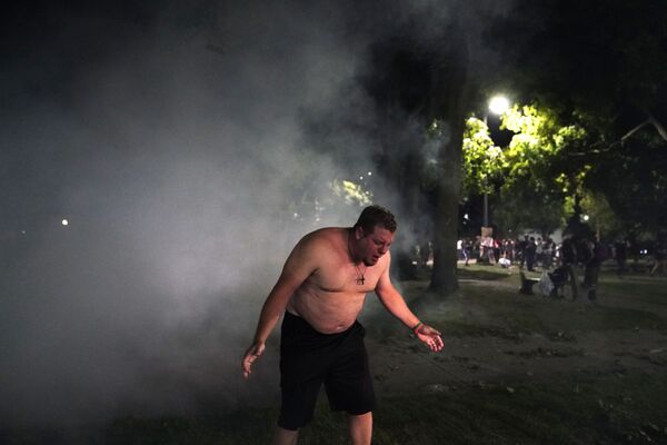  پرتاب گاز اشک آور توسط معترضین در ویسکانسین.   - اسپوتنیک افغانستان  