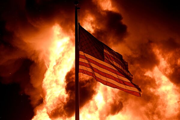  شعله ور شدن پرچم آمریکا در ویسکانسین ، ایالات متحده آمریکا. - اسپوتنیک افغانستان  