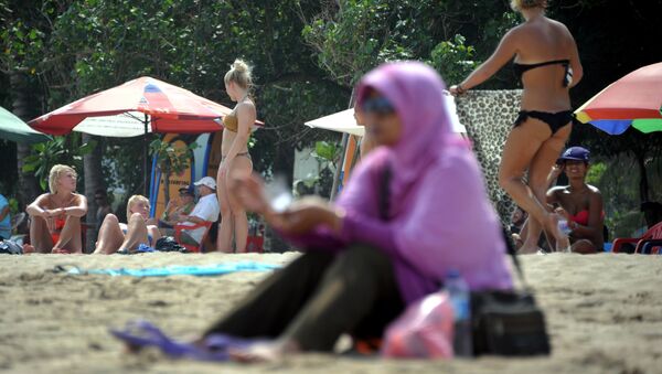 آیا در عربستان زندگی می‌کنیم؟واکنش‌ها به منع حضور زنان با بالاتنه برهنه در فرانسه - اسپوتنیک افغانستان  