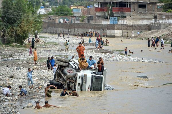 وزارت مبارزه با حوادث طبیعی خبر داده است که شمار قربانیان سیلاب‌ها در افغانستان به 151 کشته و نزدیک به 200 نفر زخمی رسیده است. - اسپوتنیک افغانستان  