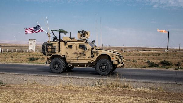 Американский военный автомобиль патрулирует сирийские нефтяные месторождения - اسپوتنیک افغانستان  