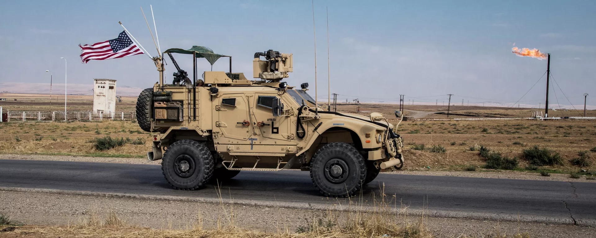 Американский военный автомобиль патрулирует сирийские нефтяные месторождения - اسپوتنیک افغانستان  , 1920, 23.04.2022