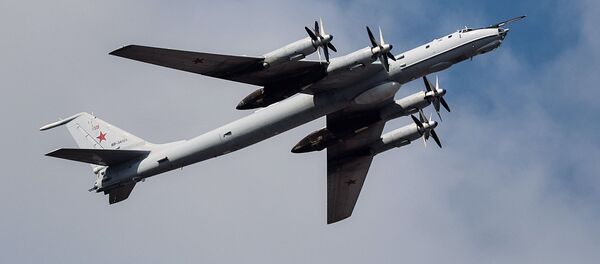 Противолодочный самолет Ту-142 во время репетиции воздушной части парада в честь Дня ВМФ России в Санкт-Петербурге Противолодочный самолет Ту-142 во время репетиции воздушной части парада в честь Дня ВМФ России в Санкт-Петербурге - اسپوتنیک افغانستان