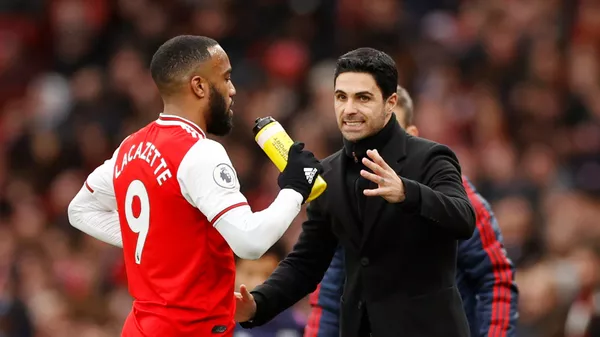 Arsenal's Alexandre Lacazette with manager Mikel Arteta