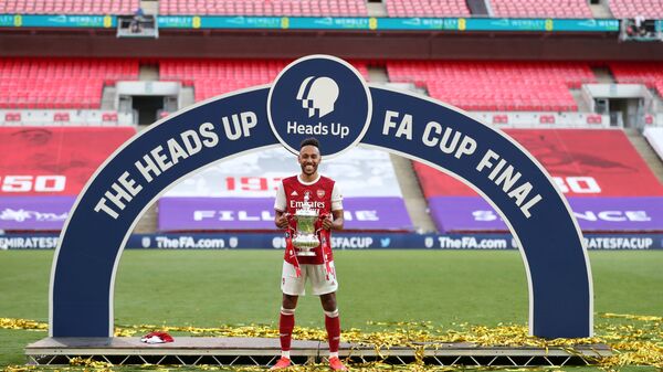 FA Cup Final - Arsenal v Chelsea - Wembley Stadium, London, Britain - August 1, 2020 Arsenal's Pierre-Emerick Aubameyang celebrates with the trophy after winning the FA Cup, as play resumes behind closed doors following the outbreak of the coronavirus disease (COVID-19)  - اسپوتنیک افغانستان  
