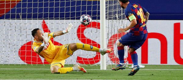 Игрок ФК Барселона Лионель Месси во время третьего гола в матче против Наполи в Испании  Игрок ФК Барселона Лионель Месси во время третьего гола в матче против Наполи в Испании  - اسپوتنیک افغانستان