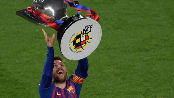 Игрок ФК Барселона Лионель Месси с трофеем Ла Лига  - اسپوتنیک افغانستان  