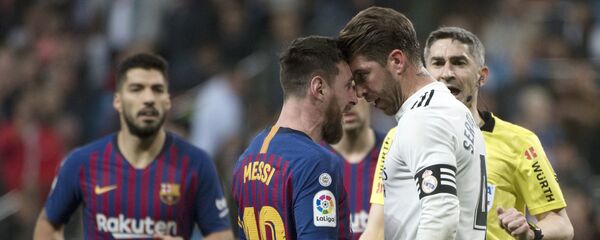 Игрок ФК Барселона Лионель Месси во время выяснения отношений с защитником Реал Мадрида Серхио Рамосом Игрок ФК Барселона Лионель Месси во время выяснения отношений с защитником Реал Мадрида Серхио Рамосом - اسپوتنیک افغانستان