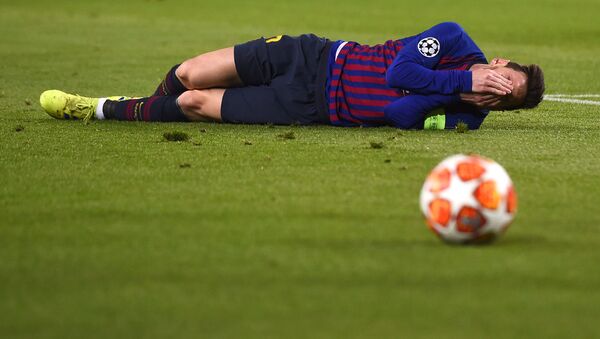 Игрок ФК Барселона Лионель Месси во время получения травмы  - اسپوتنیک افغانستان  