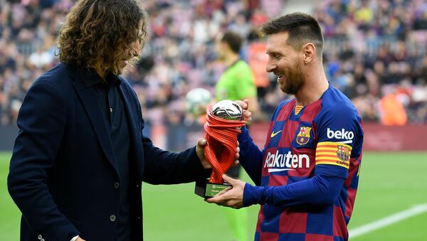Лионель Месси получает награду лучшего игрока месяца от бывшего игрока Барселоны Карлеса Пухоля - اسپوتنیک افغانستان  