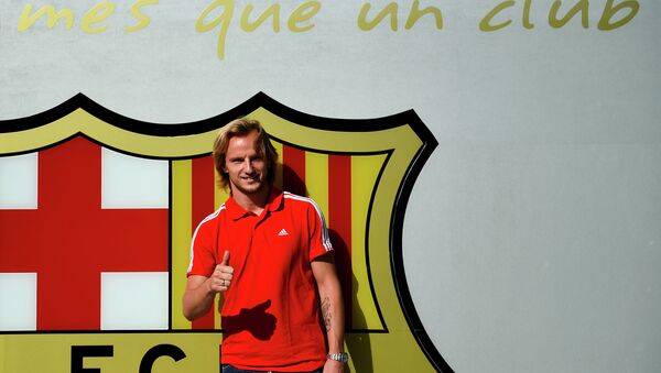 Ivan Rakitic poses before signing as a new player for FC Barcelona - اسپوتنیک افغانستان  