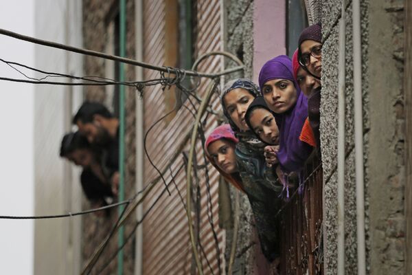 زنان مسلمان هند از پنجره ای در دهلی نو، هند نگاه می کنند
 - اسپوتنیک افغانستان  