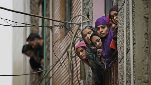 Индийские мусульманские женщины смотрят в окно в Нью-Дели, Индия - اسپوتنیک افغانستان  