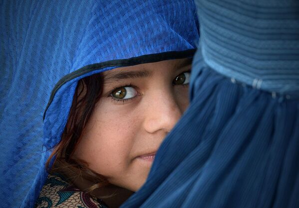 دختر افغان در مرکز بازگشت به کشور در ناوشراش، پاکستان
 - اسپوتنیک افغانستان  