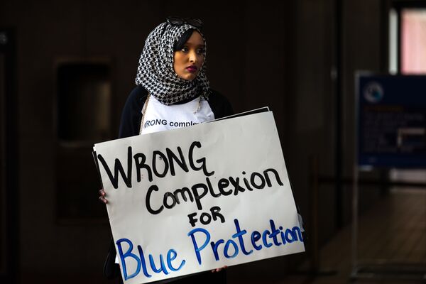 اعتراضات دختر مسلمان در مینیاپولیس، آمریکا
 - اسپوتنیک افغانستان  