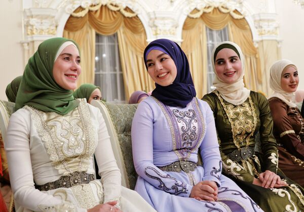 شرکت کنندگان جشن هنری که به نیت جشن روز زن در گروزنی، چچن اختصاص داده شده است
 - اسپوتنیک افغانستان  