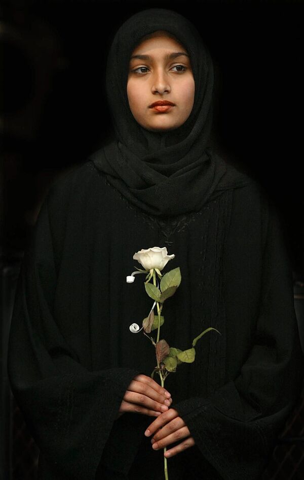 شرکت یک دختر مسلمان در مراسم افتتاحیه انجمن غیر دولتی در ژوهانسبورگ
 - اسپوتنیک افغانستان  